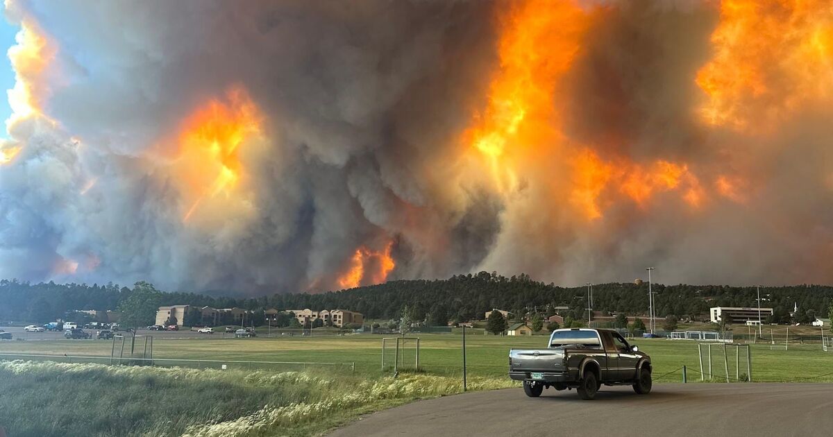 Ruidoso Evacuates as Wildfire Threatens Town