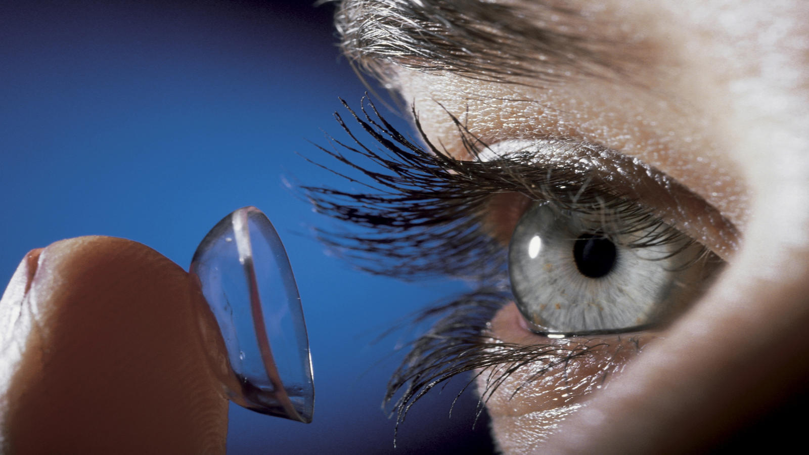 Contact Lens Nightmare: Showering with Them Can Permanently Damage Your Eye