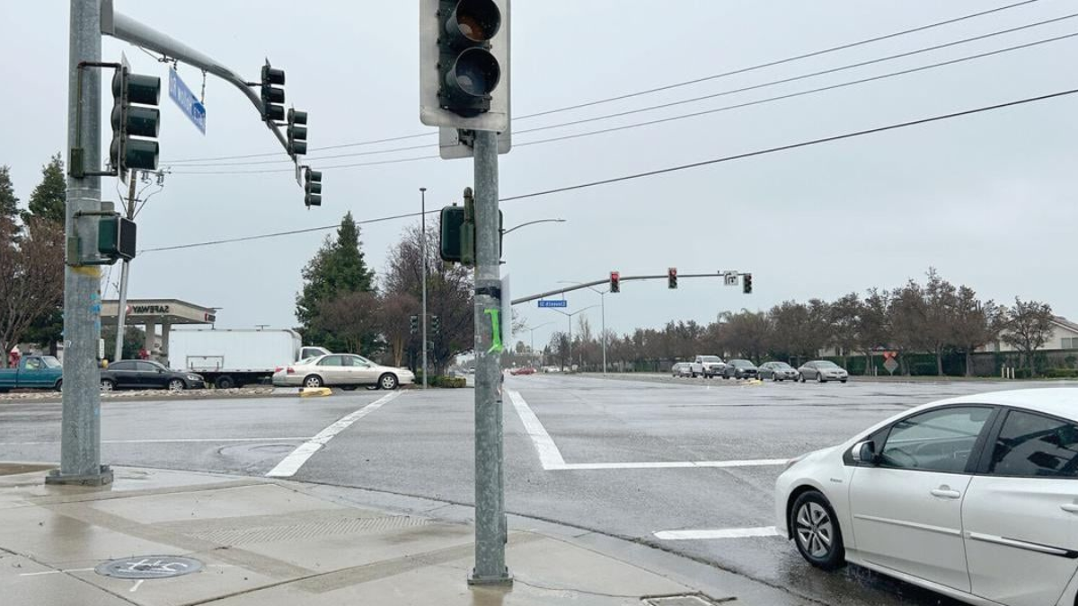 California's Red-Light Cameras: Balancing Safety, Privacy, and Revenue Concerns