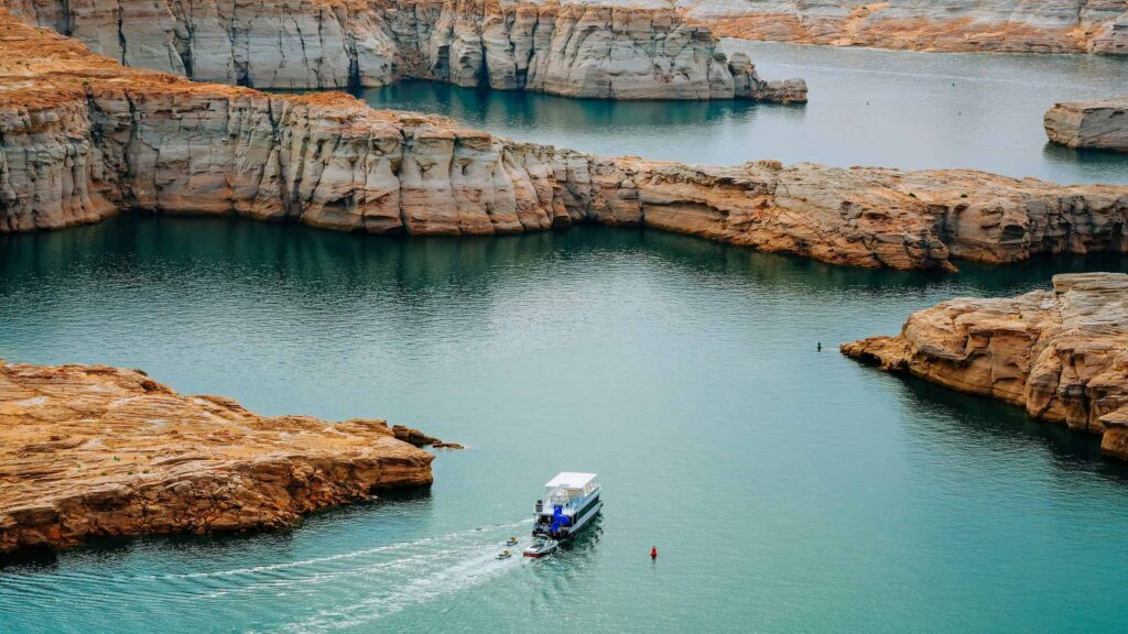 5 Arizona Lakes That Feel Like Coastal Retreats – Discover Cool Waters, Kayaking, and Hidden Beaches in Desert Landscapes